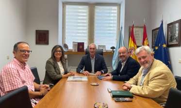 El alcalde recibe a la nueva vicerrectora del Campus María Zambrano