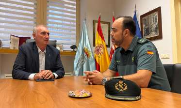 Reunión entre el alcalde y el teniente coronel jefe de la Comandancia de la Guardia Civil de Segovia