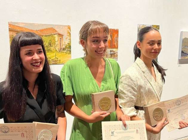 las tres ganadoras del curso de pintores pensionados