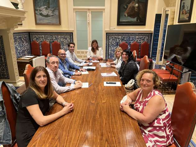 Clara Martín, acompañada de varios miembros del Gobierno municipal, con representantes de la Plataforma de Usuarios Avant de Segovia.