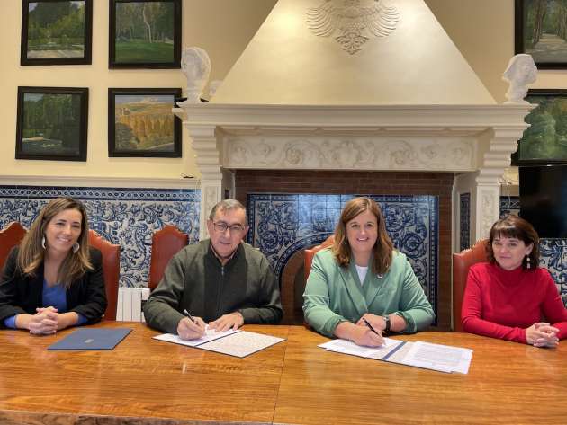 Firma convenio Cáritas