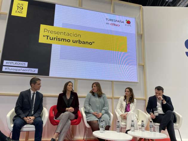 Alcaldesa Clara Martín en FITUR panel debate con Reyes Maroto