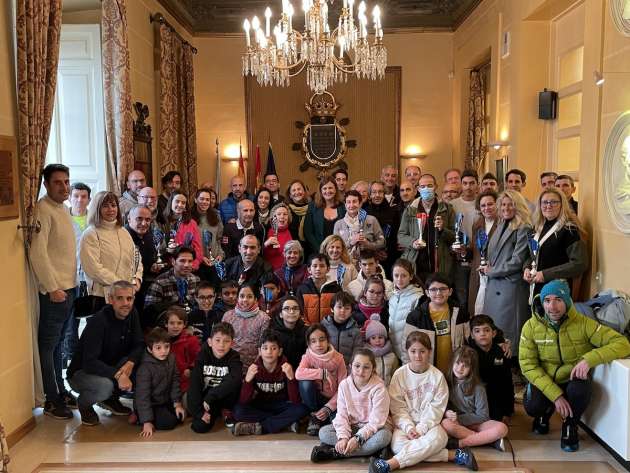 Foto familia premiados Carrera Fin de Año 2023