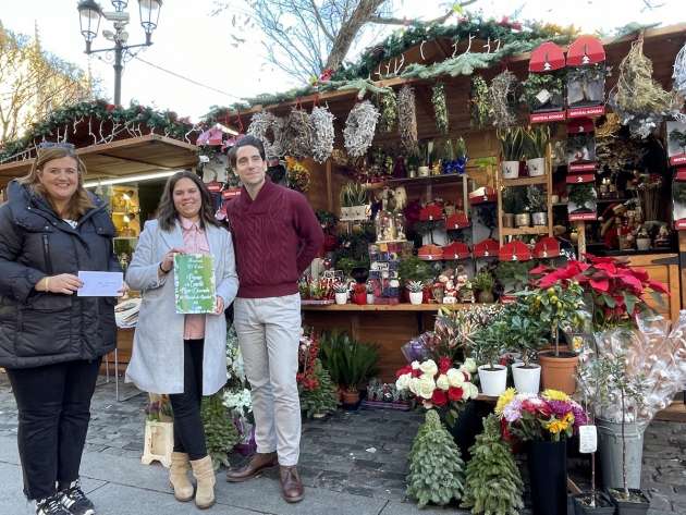 Floristería El Edén recibe el premio a la Caseta Mejor Decorada del Mercado de Navidad 2022
