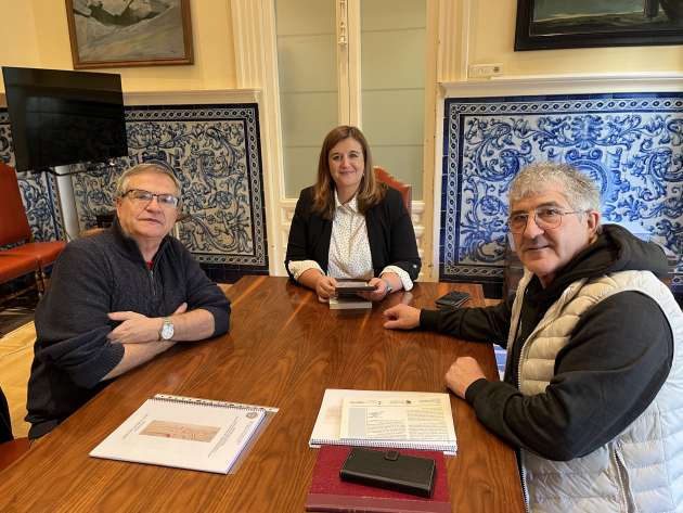 La alcaldesa con la Asociación Antiguos alumnos Residencia Provincial