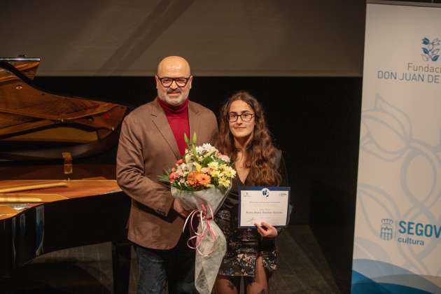 Entrega premio Maria de Pablos ganadora