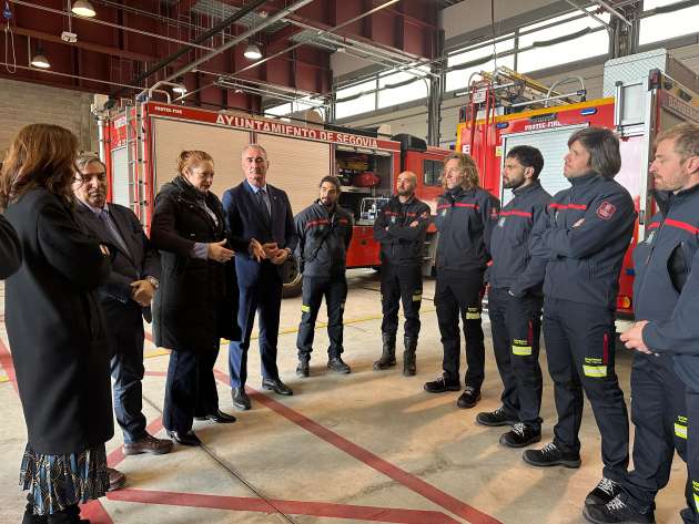 El alcalde y la directora de la Agencia de  Protección Civil de la Junta de Castilla y León presentan el nuevo material del Parque de Bomberos de Segovia