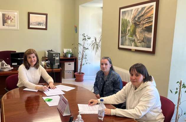 La concejala de Servicios sociales, Azucena Suárez, se reúne con representantes de las familias de la escuela infantil la Senda