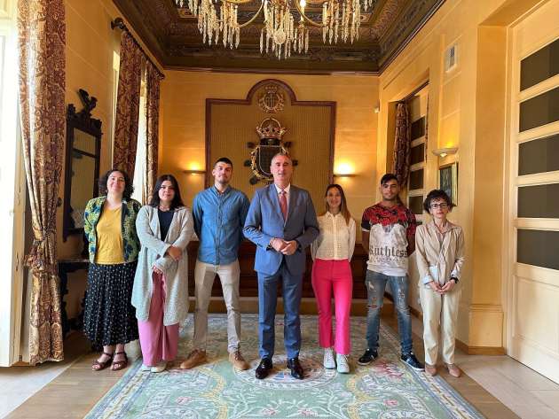 El alcalde da la bienvenida a las cuatro personas que han comenzado a trabajar en el Ayuntamiento a través de la subvención JOVEL