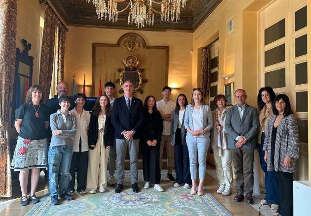 El alcalde recibe a los alumnos del IES La Albuera y el IES María Moliner que han representado a Segovia en el encuentro Clips for Europe en Alemania
