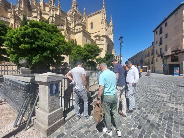 Comienzan las obras de renovación de los aseos de la Plaza Mayor de Segovia 