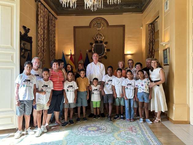 Visita al Ayuntamiento de los niños del programa Vacaciones en Paz