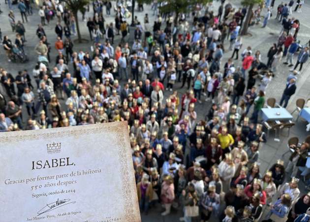 El encuentro de “Isabeles” reúne a 250 mujeres homónimas de la reina de Castilla en Segovia