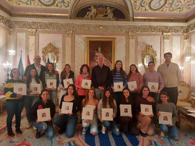 entrega del álbum de fotos de las fiestas