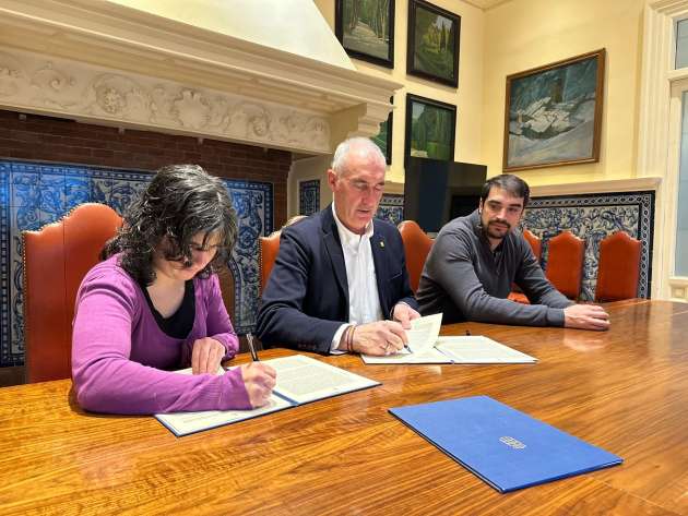 Firma convenio Asociación para la defensa de los animales