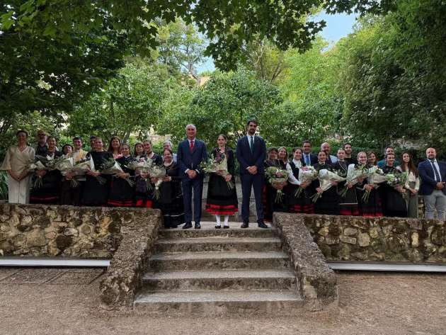 El jardín del Rey acoge la presentación de los representantes de los barrios y el Hogar centro en las Fiestas de San Juan y San Pedro