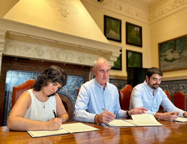 Frima convenio con la Asociación para la Defensa de los animales
