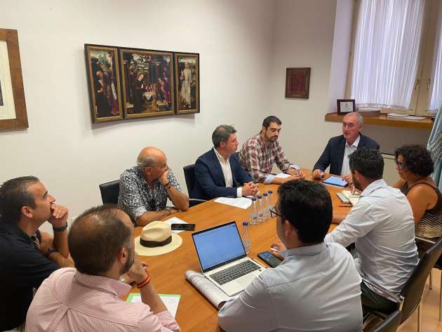El alcalde se reúne con los representantes empresariales para abordar la tasa de residuos