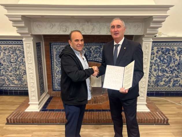 Firma del convenio con Radio Taxi