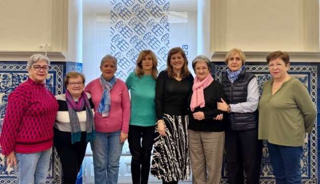 Visita de una representación de la Asociación de Mujeres de San Millán