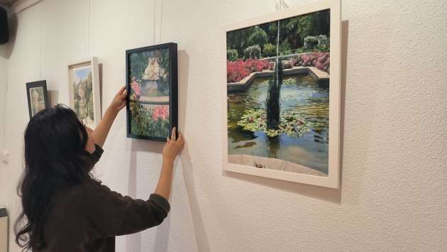 La artista Zoly Segovia expone su obra en la Casa Joven: “De flores y territorios”