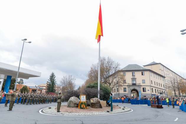 La Bandera de España ya ondea en la rotonda de Victoriano Hernando y Palacios 