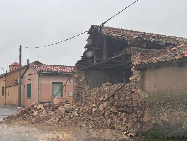 El derrumbe de un edificio obliga al corte de tráfico de la calle Sacramento