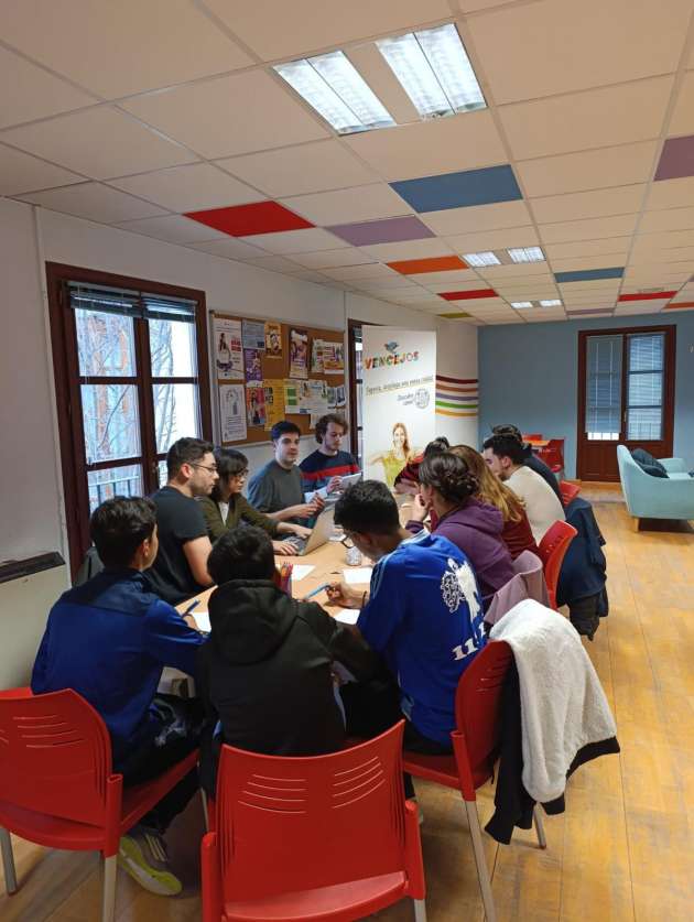 Adolescentes en la casa joven 