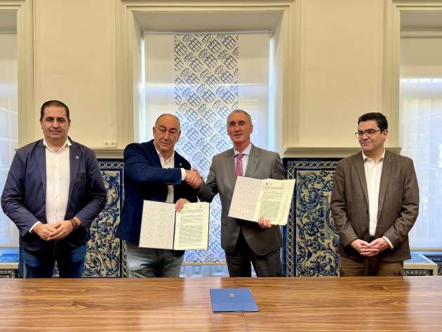 Firma convenio Ayuntamiento-Diputación aparcamiento AVE