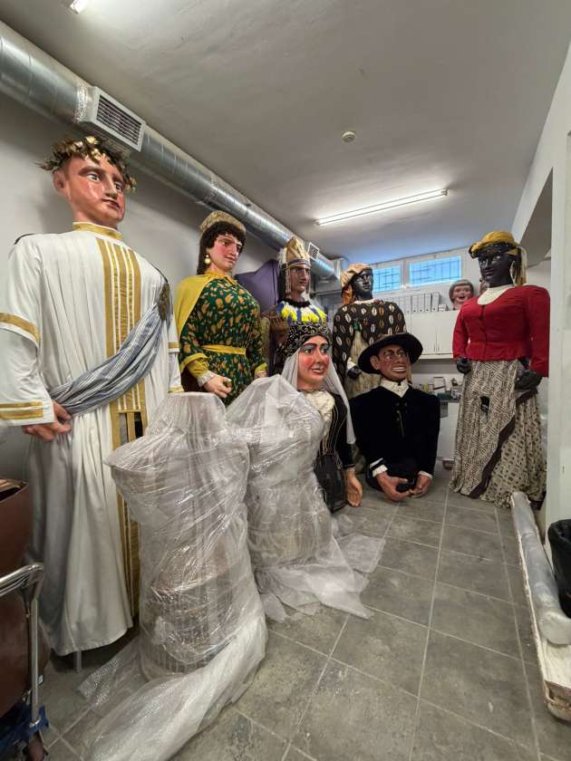 Los gigantones en el taller de Reu