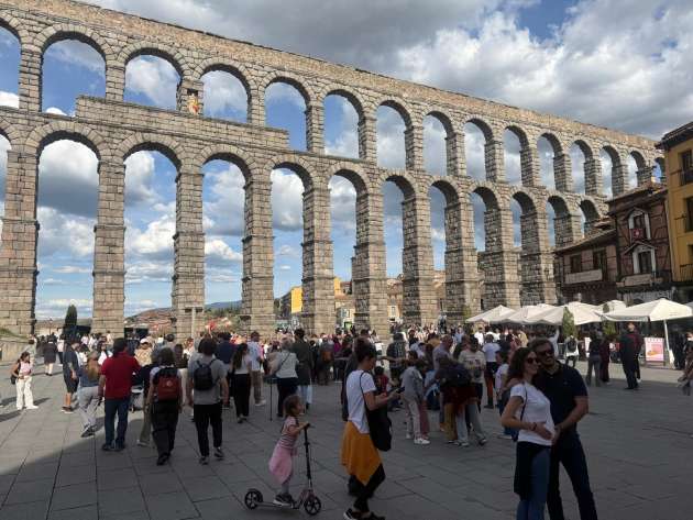 Acueducto con turistas en la Semana Santa 2026