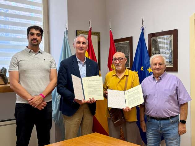 Firma del convenio de colaboración con la asociación de vecinos de Santa Teresa-Puente de Hierro