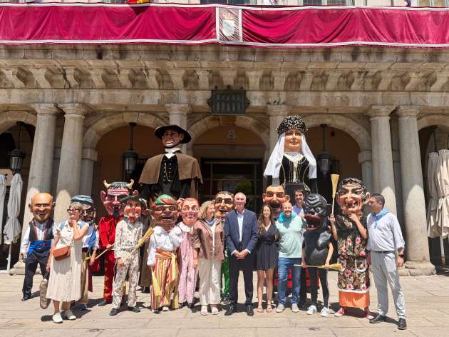 Los gigantones, Frutos y Fuencisla, regresan a las calles tras su restauración