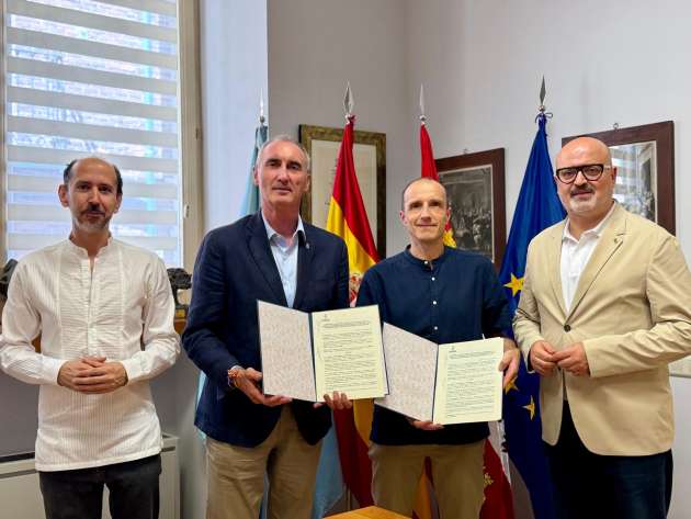Firma del convenio de colaboración entre el Ayuntamiento y el IES Andrés Laguna