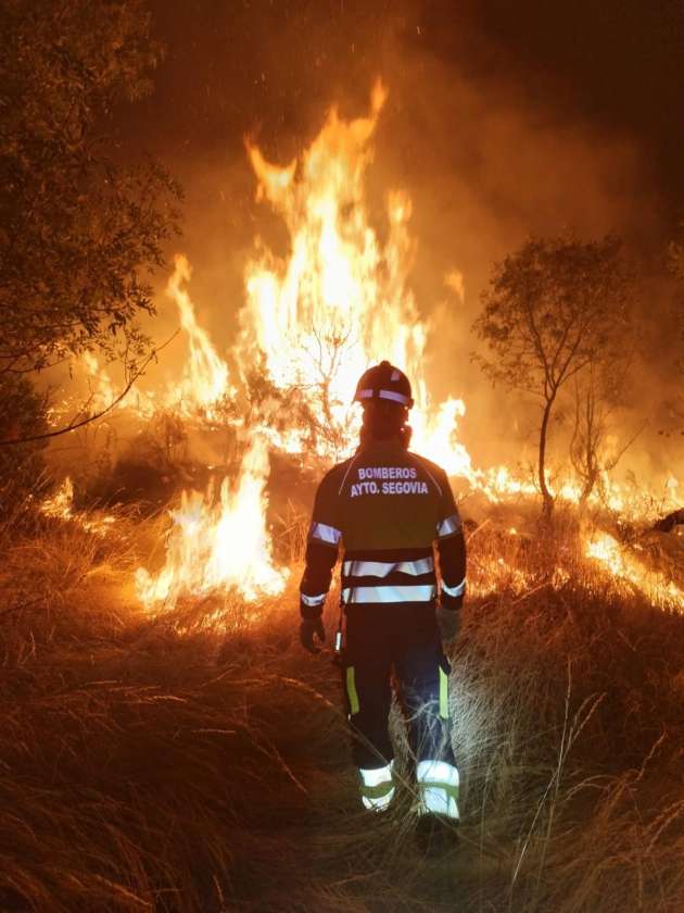 Los bomberos de Segovia en el incendio en Ávila