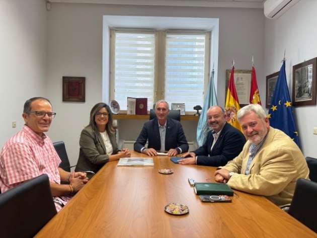 El alcalde recibe a la nueva vicerrectora del Campus María Zambrano 