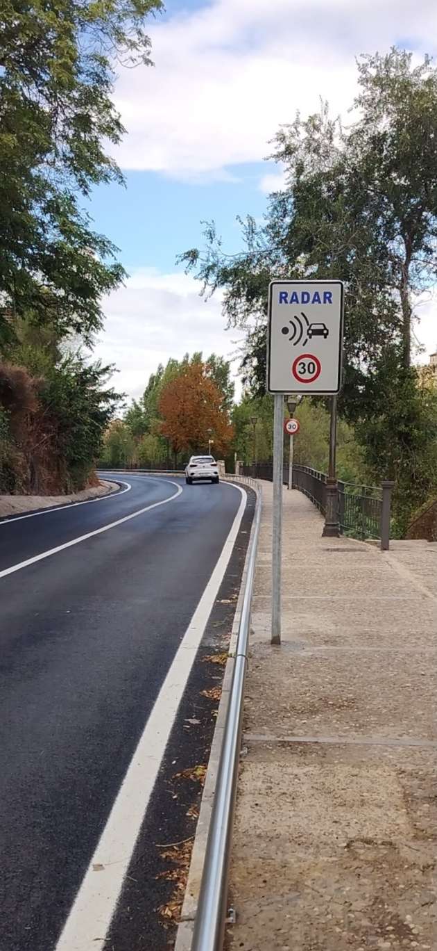 El Ayuntamiento advierte con señales del control de velocidad mediante radar en la cuesta de Los Hoyos