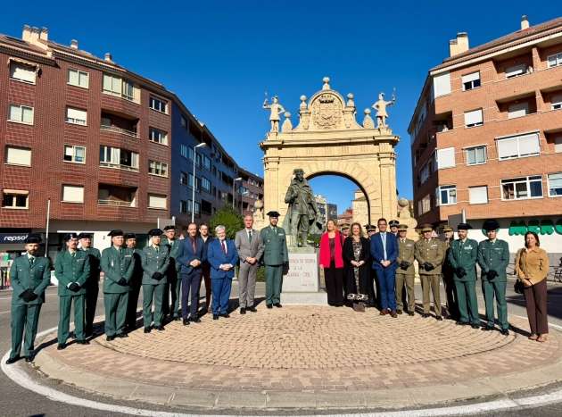 reconocimiento a la Guardia Civil con nuevas placas en la glorieta frente a la Comandancia